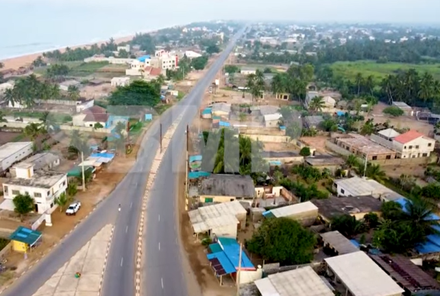 Vue partielle de Grand-Popo avec la RNIE 1 qui dessert l'Afrique de l'Ouest et le Sahel